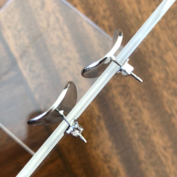 Vintage Avon curved disc pierced earrings silver tone - Picture 8 of 16